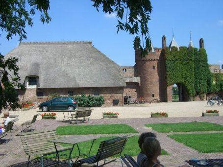 Doornenburg : Schloss Doornenburg, der Bauernhof links im Bild